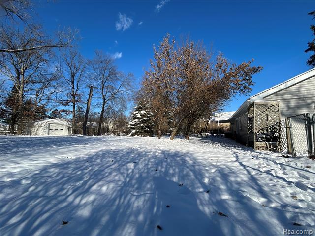 Builiding view four for 2488 Willow Beach, Keego Harbor, MI. 48320