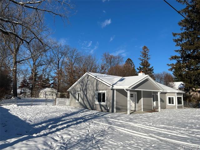 Builiding view one for 2488 Willow Beach, Keego Harbor, MI. 48320