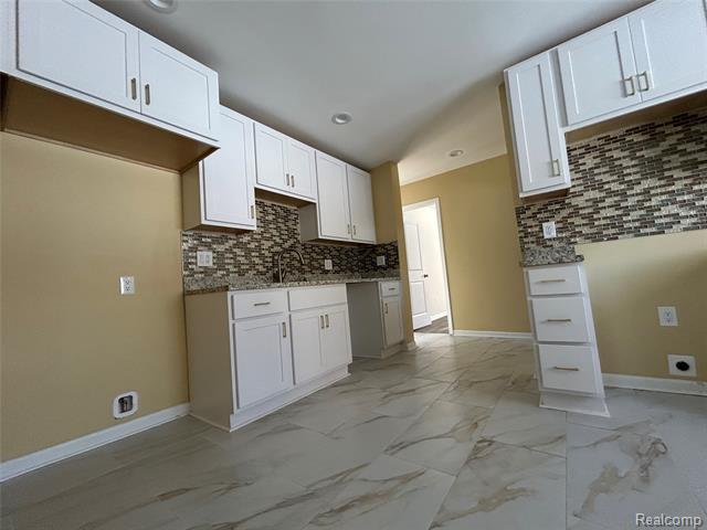 Builiding view seventeen for 2488 Willow Beach, Keego Harbor, MI. 48320