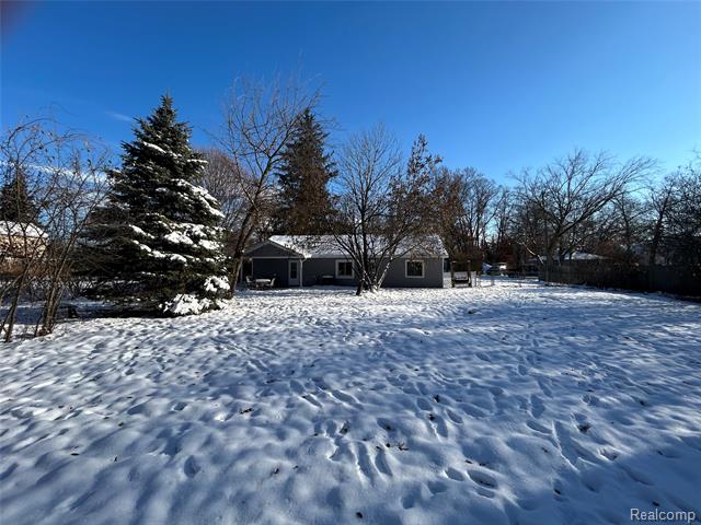 Builiding view six for 2488 Willow Beach, Keego Harbor, MI. 48320