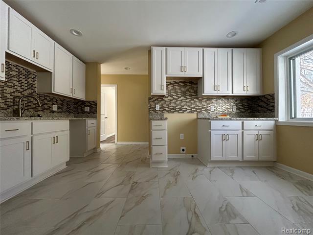 Builiding view sixteen for 2488 Willow Beach, Keego Harbor, MI. 48320