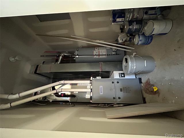 Builiding view twenty one for 2488 Willow Beach, Keego Harbor, MI. 48320