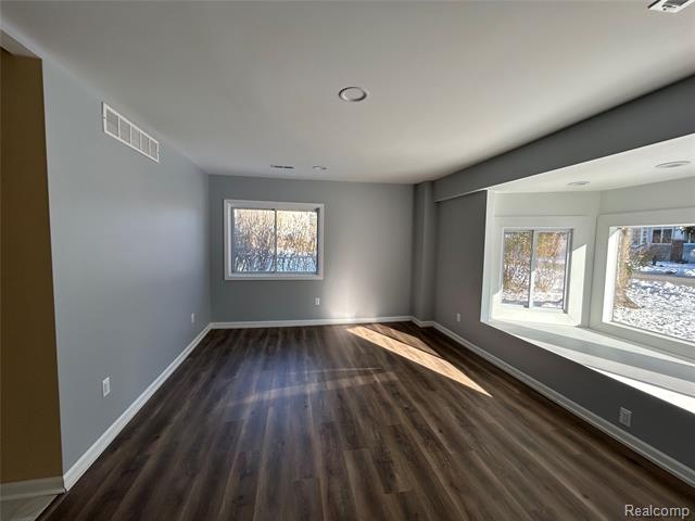 Builiding view twenty seven for 2488 Willow Beach, Keego Harbor, MI. 48320