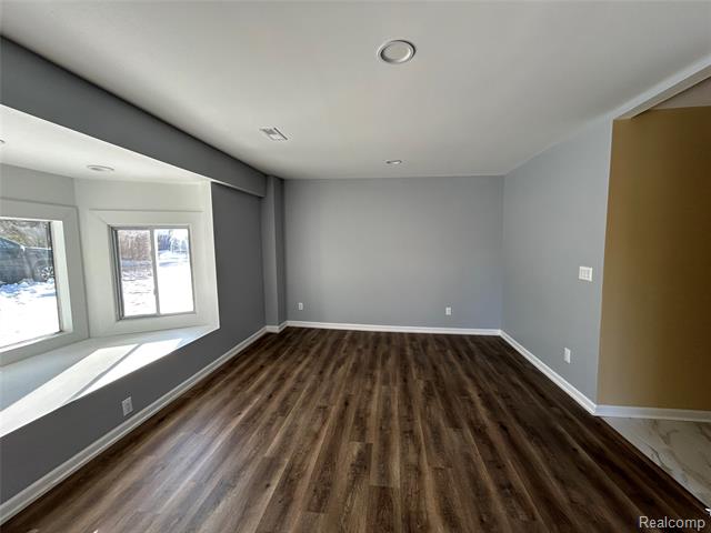 Builiding view twenty six for 2488 Willow Beach, Keego Harbor, MI. 48320