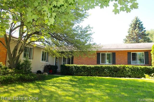 front view for 2400 Pinewood Ct, Milford, Mi. 48381