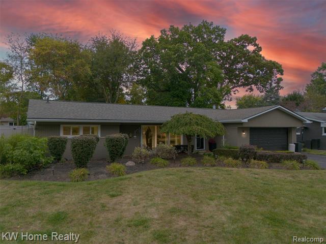 front view for 8648 Golfside Dr, Commerce Township, Mi. 48382