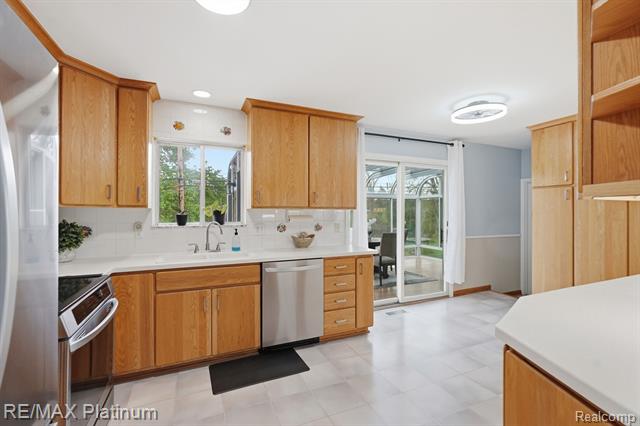 Builiding view seven for 10469 Cooley Lake, Commerce Township, MI. 48382