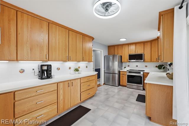 Builiding view six for 10469 Cooley Lake, Commerce Township, MI. 48382