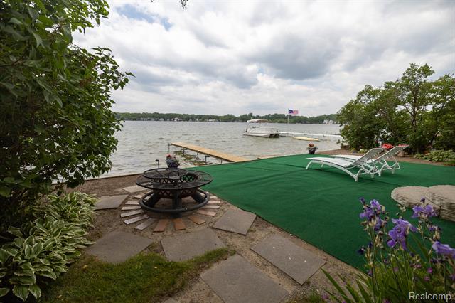 Builiding view one for 8691 Cooley Lake, Commerce Township, MI. 48382