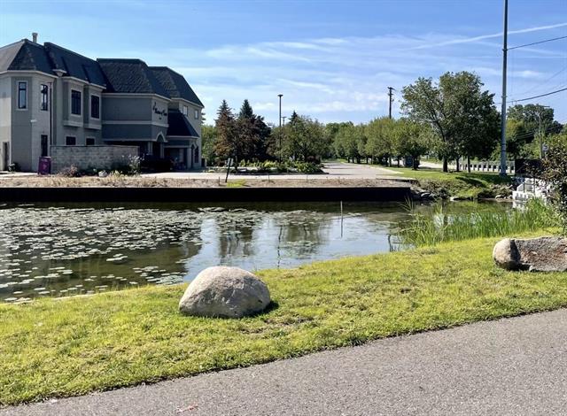 Builiding view twenty one for 1630 Weymouth, West Bloomfield, MI. 48324