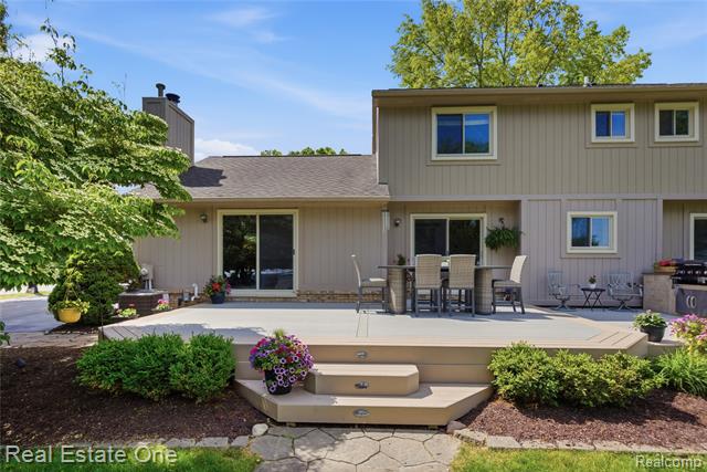 Builiding view forty for 219 Briarwood, Highland, MI. 48357