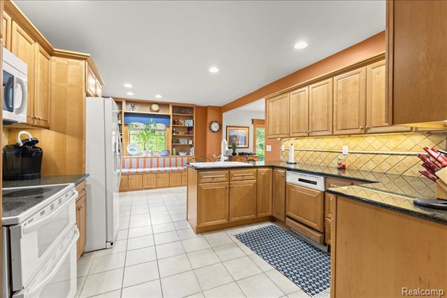 Builiding view six for 1775 Woodland, Keego Harbor, MI. 48320