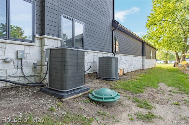 Builiding view forty four for 10890 Hillway, White Lake, MI. 48386