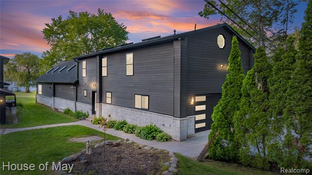 front view for 10890 Hillway St, White Lake, Mi. 48386