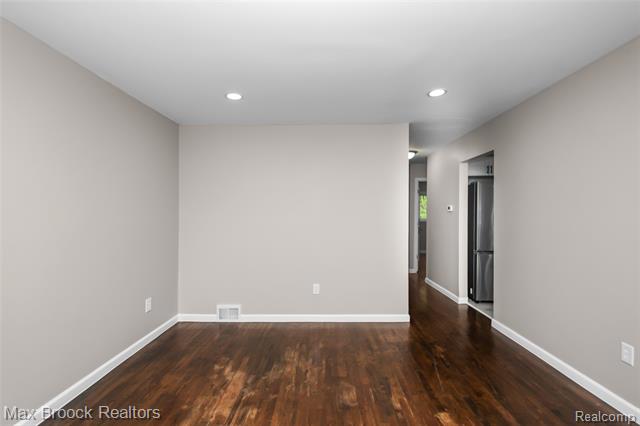 Builiding view fifteen for 493 Luther, Pontiac, MI. 48341