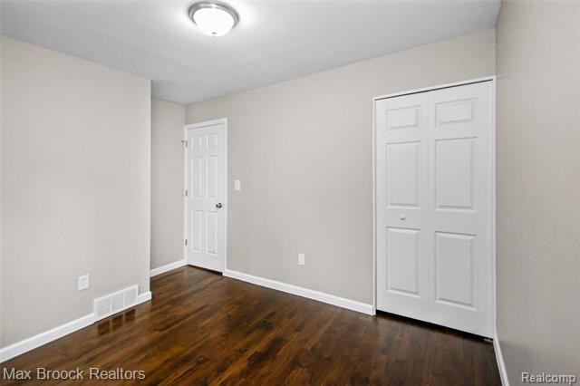 Builiding view ten for 493 Luther, Pontiac, MI. 48341