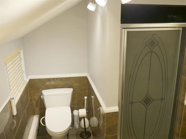 Builiding view twenty for 1704 Cass Lake Front, Keego Harbor, MI. 48320