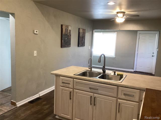 Builiding view four for 559 Arthur, Pontiac, MI. 48341