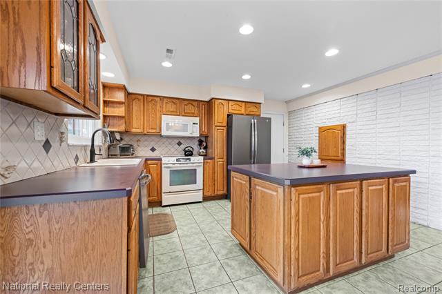 Builiding view eight for 1481 Lochaven, Waterford, MI. 48327