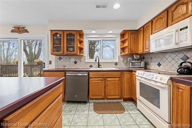 Builiding view nine for 1481 Lochaven, Waterford, MI. 48327