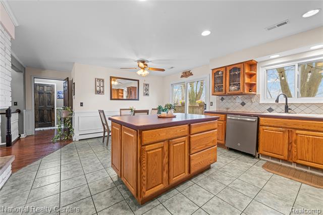 Builiding view ten for 1481 Lochaven, Waterford, MI. 48327