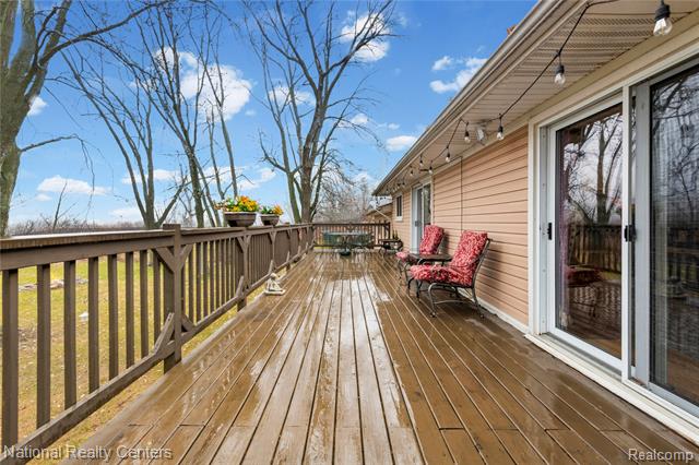 Builiding view thirty for 1481 Lochaven, Waterford, MI. 48327