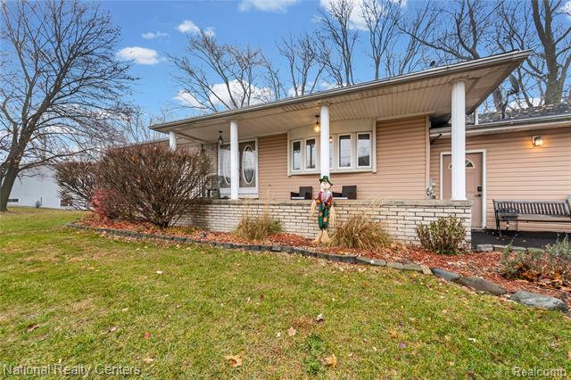 Builiding view three for 1481 Lochaven, Waterford, MI. 48327