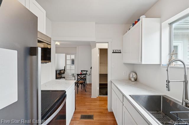 Builiding view eleven for 9548 Round Lake, White Lake, MI. 48386