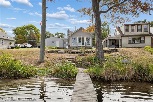 Builiding view five for 9548 Round Lake, White Lake, MI. 48386