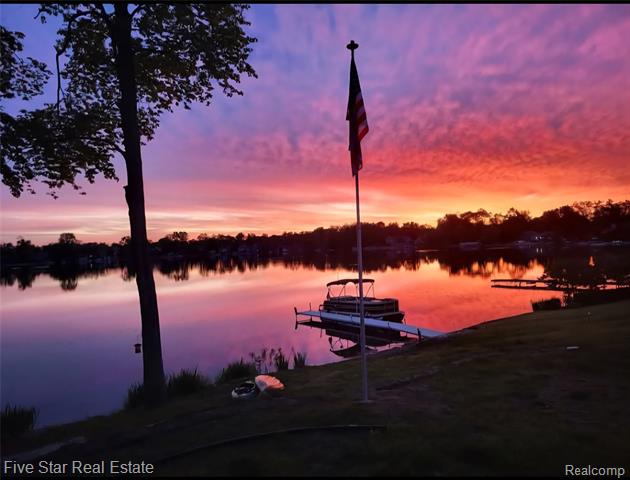 Builiding view forty for 9548 Round Lake, White Lake, MI. 48386