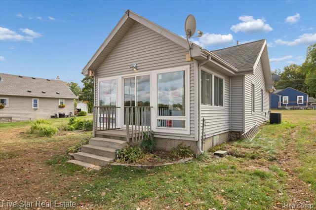 Builiding view four for 9548 Round Lake, White Lake, MI. 48386