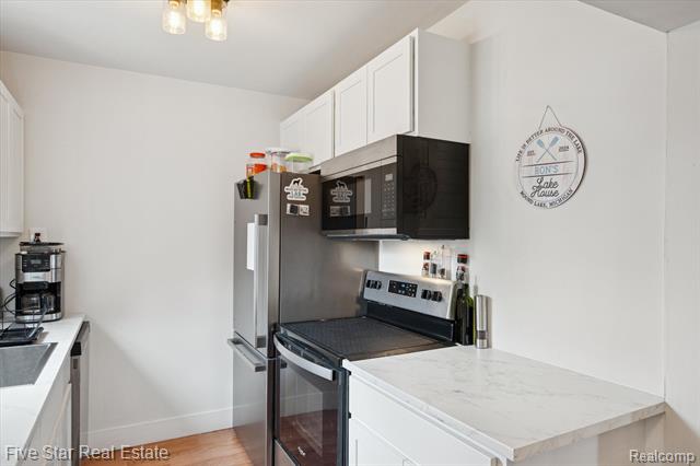 Builiding view nine for 9548 Round Lake, White Lake, MI. 48386