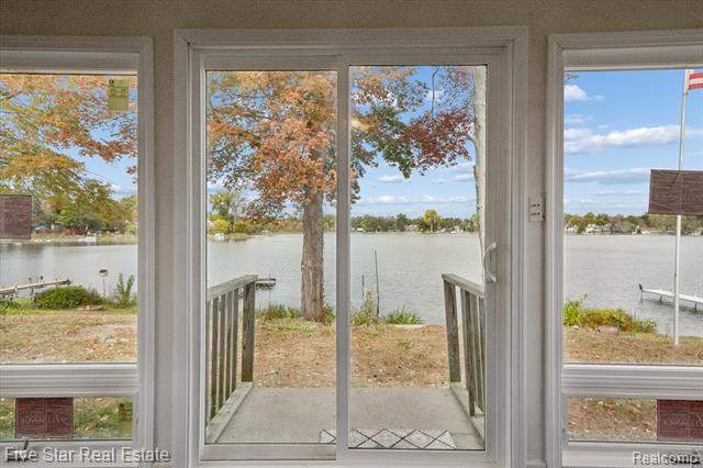 Builiding view nineteen for 9548 Round Lake, White Lake, MI. 48386