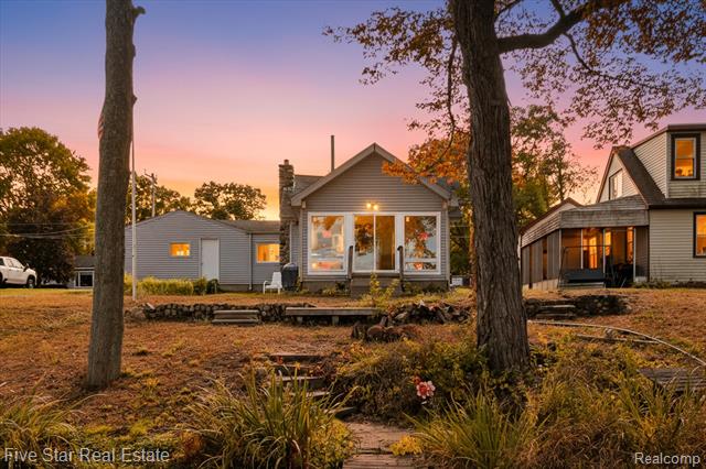 Builiding view one for 9548 Round Lake, White Lake, MI. 48386