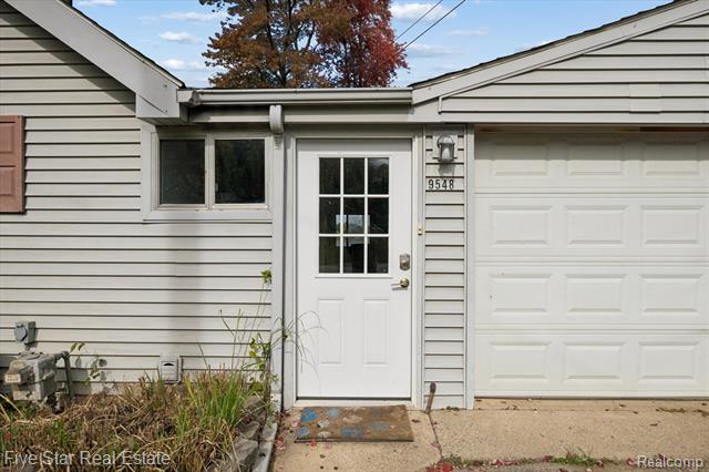 Builiding view six for 9548 Round Lake, White Lake, MI. 48386