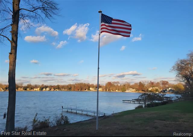 Builiding view thirty eight for 9548 Round Lake, White Lake, MI. 48386