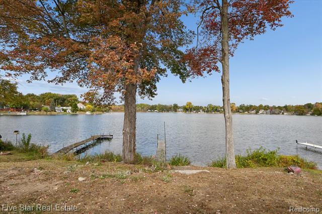 Builiding view thirty six for 9548 Round Lake, White Lake, MI. 48386