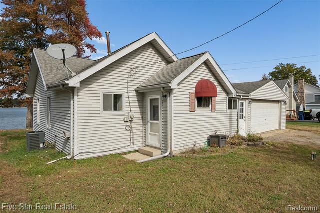 Builiding view thirty three for 9548 Round Lake, White Lake, MI. 48386