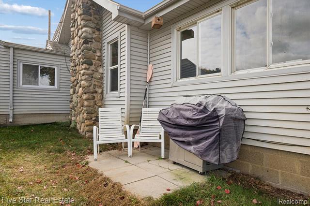 Builiding view thirty two for 9548 Round Lake, White Lake, MI. 48386