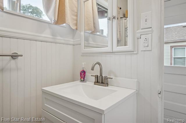 Builiding view twenty five for 9548 Round Lake, White Lake, MI. 48386