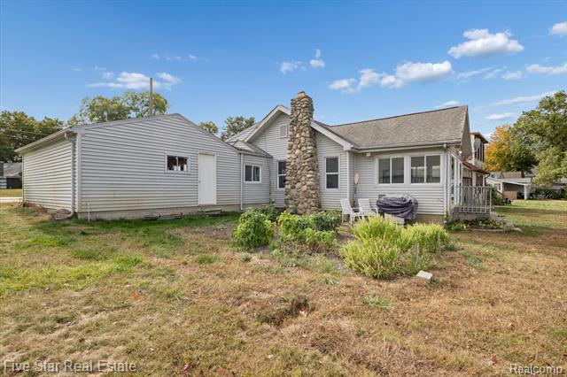 Builiding view two for 9548 Round Lake, White Lake, MI. 48386