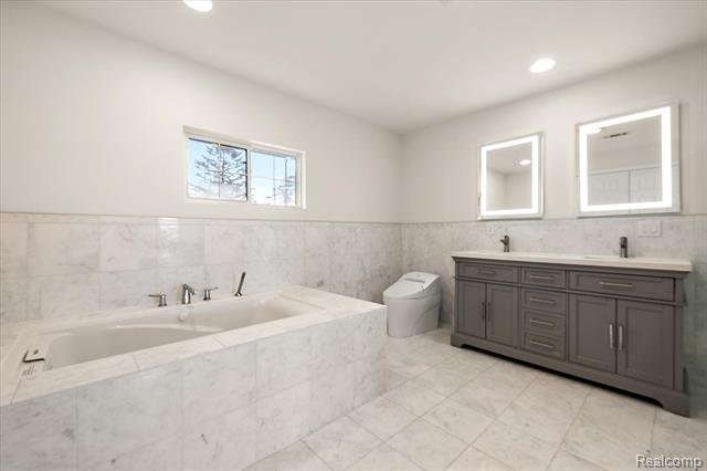 Builiding view eighteen for 9492 Round Lake, White Lake, MI. 48386