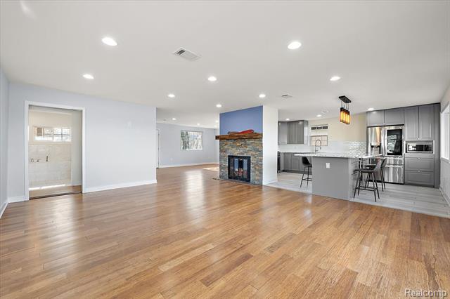 Builiding view five for 9492 Round Lake, White Lake, MI. 48386