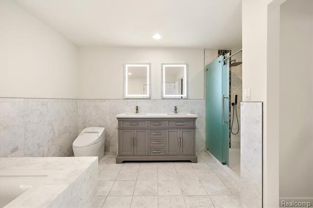 Builiding view nineteen for 9492 Round Lake, White Lake, MI. 48386