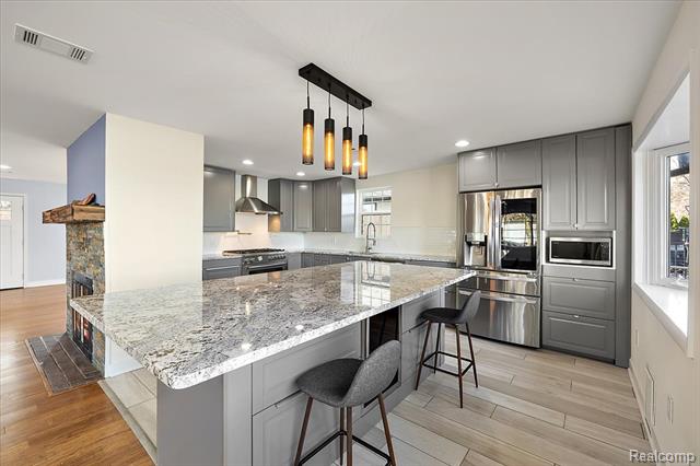 Builiding view seven for 9492 Round Lake, White Lake, MI. 48386