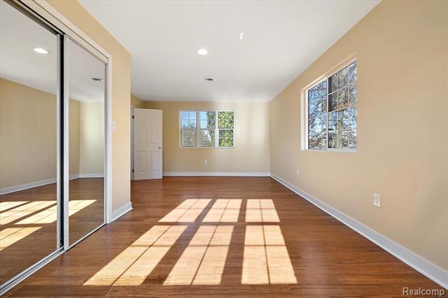 Builiding view seventeen for 9492 Round Lake, White Lake, MI. 48386