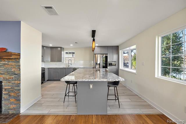 Builiding view six for 9492 Round Lake, White Lake, MI. 48386