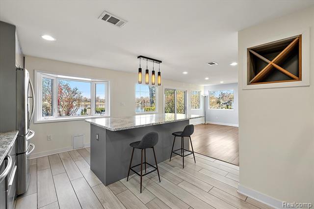 Builiding view ten for 9492 Round Lake, White Lake, MI. 48386