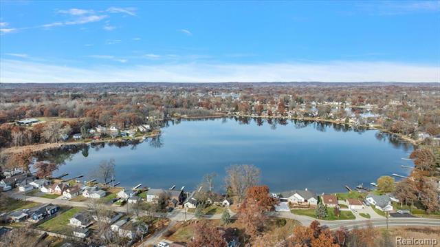 Builiding view thirty one for 9492 Round Lake, White Lake, MI. 48386