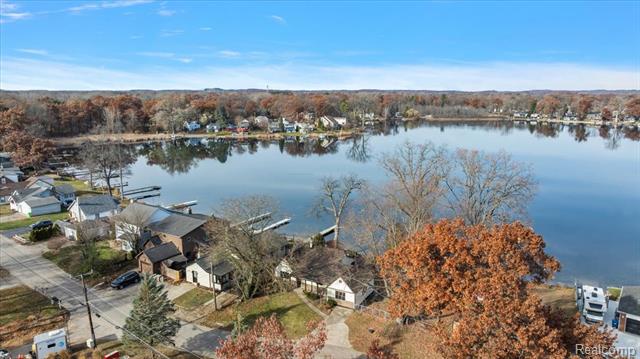 Builiding view thirty for 9492 Round Lake, White Lake, MI. 48386